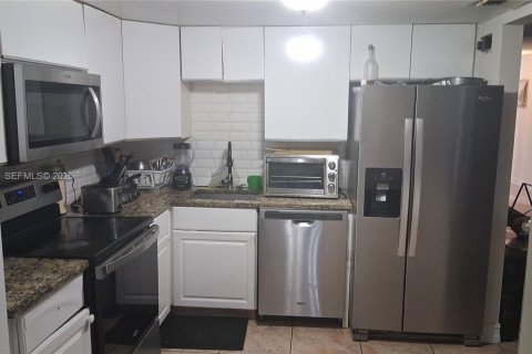 Townhouse in Coral Springs, Florida 3 bedrooms, 134.71 sq.m. № 2267633 - photo 21