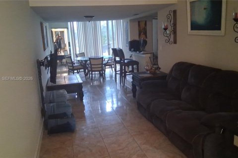 Townhouse in Coral Springs, Florida 3 bedrooms, 134.71 sq.m. № 2267633 - photo 19