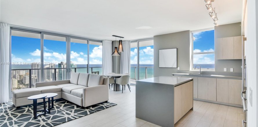 Condominio en Hollywood, Florida, 2 dormitorios  № 2077228