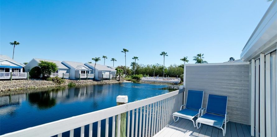 House in Bradenton, Florida 2 bedrooms, 118.17 sq.m. № 2277909