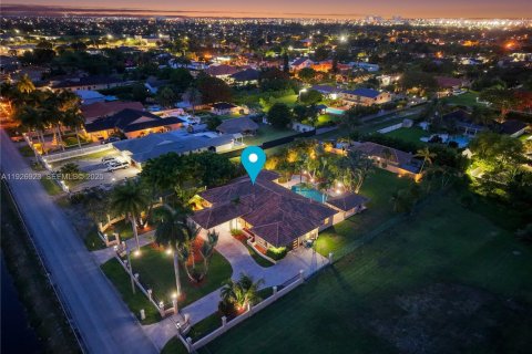 Casa en venta en Miami, Florida, 8 dormitorios, 563.73 m2 № 1985929 - foto 2