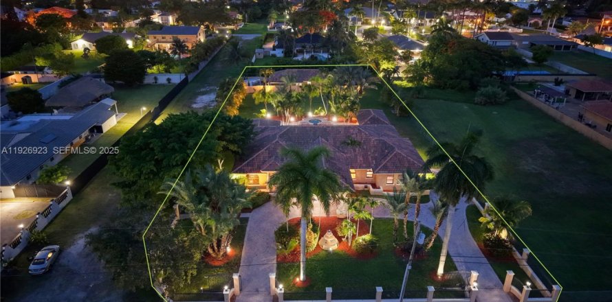 Casa en Miami, Florida 8 dormitorios, 563.73 m2 № 1985929