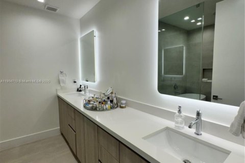 Townhouse in Miami, Florida 3 bedrooms, 233.09 sq.m. № 1955155 - photo 13