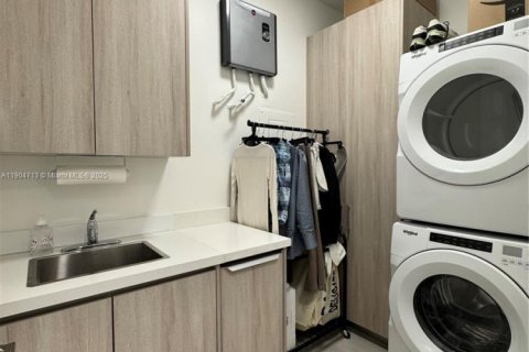 Townhouse in Miami, Florida 3 bedrooms, 233.09 sq.m. № 1955155 - photo 5