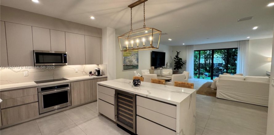 Townhouse in Miami, Florida 3 bedrooms, 233.09 sq.m. № 1955155