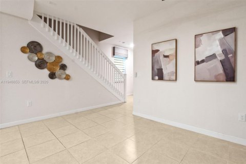 Townhouse in Miami, Florida 3 bedrooms, 122.63 sq.m. № 2002966 - photo 4