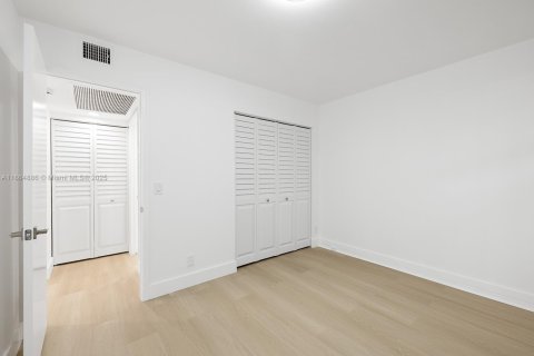 Condo in Pembroke Pines, Florida, 2 bedrooms  № 1926722 - photo 17
