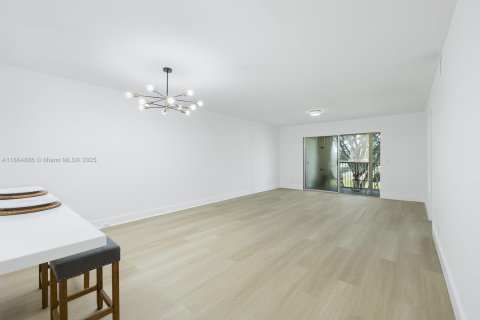 Condo in Pembroke Pines, Florida, 2 bedrooms  № 1926722 - photo 6