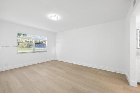 Condo in Pembroke Pines, Florida, 2 bedrooms  № 1926722 - photo 11
