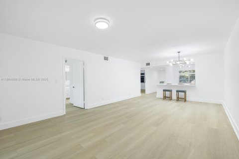 Condo in Pembroke Pines, Florida, 2 bedrooms  № 1926722 - photo 7