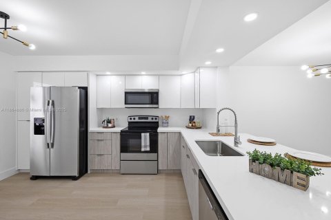 Condo in Pembroke Pines, Florida, 2 bedrooms  № 1926722 - photo 1