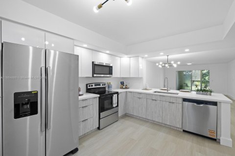 Condo in Pembroke Pines, Florida, 2 bedrooms  № 1926722 - photo 3