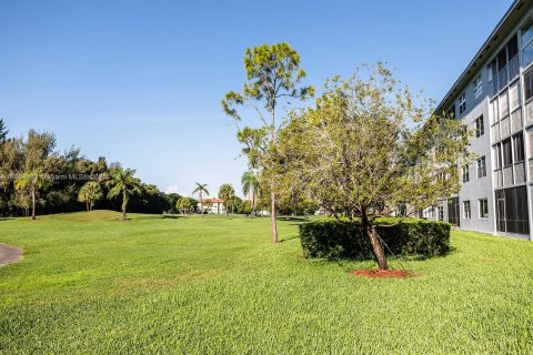 Condo in Pembroke Pines, Florida, 2 bedrooms  № 1926722 - photo 27