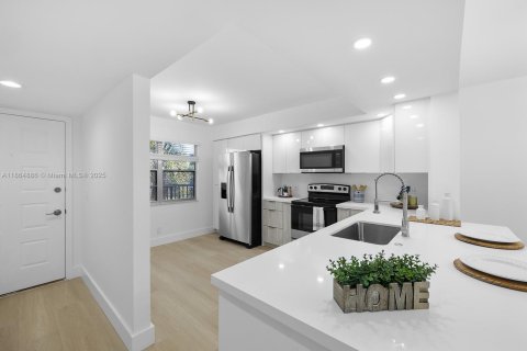 Condo in Pembroke Pines, Florida, 2 bedrooms  № 1926722 - photo 5