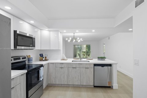 Condo in Pembroke Pines, Florida, 2 bedrooms  № 1926722 - photo 2