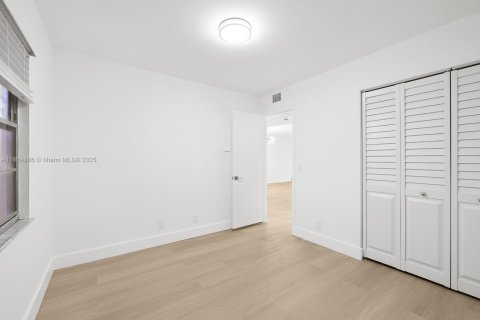Condo in Pembroke Pines, Florida, 2 bedrooms  № 1926722 - photo 18