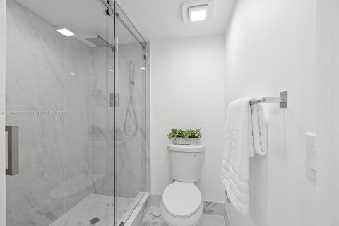 Condo in Pembroke Pines, Florida, 2 bedrooms  № 1926722 - photo 13
