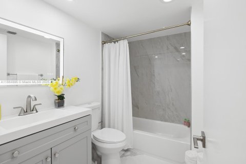 Condo in Pembroke Pines, Florida, 2 bedrooms  № 1926722 - photo 22