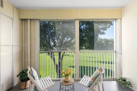 Condo in Pembroke Pines, Florida, 2 bedrooms  № 1926722 - photo 23
