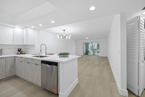 Condo in Pembroke Pines, Florida, 2 bedrooms  № 1926722 - photo 4