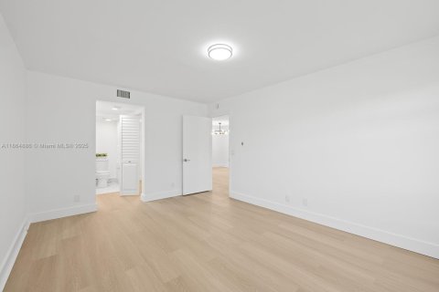 Condo in Pembroke Pines, Florida, 2 bedrooms  № 1926722 - photo 10