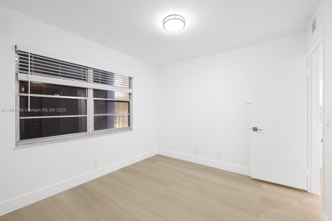 Condo in Pembroke Pines, Florida, 2 bedrooms  № 1926722 - photo 19