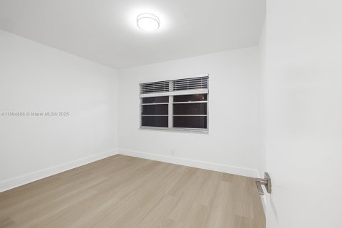 Condo in Pembroke Pines, Florida, 2 bedrooms  № 1926722 - photo 16