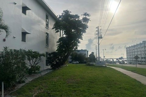 Condo in Belleair Bluffs, Florida, 1 bedroom  № 2166898 - photo 3