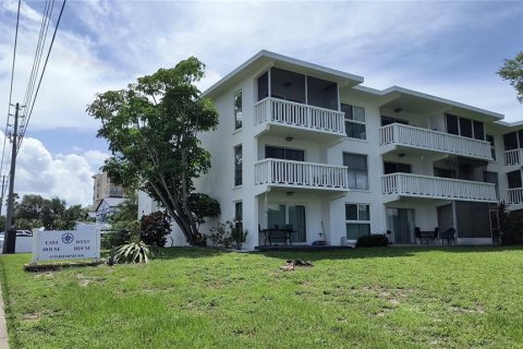 Condo in Belleair Bluffs, Florida, 1 bedroom № 2166898