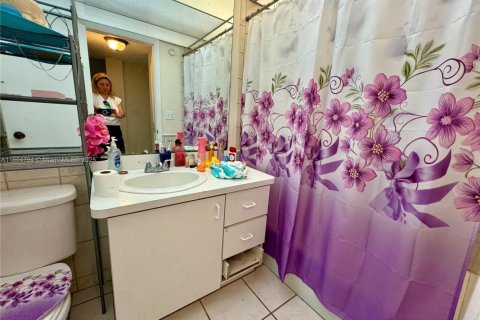 Condo in Lauderhill, Florida, 2 bedrooms  № 1961649 - photo 28