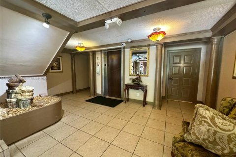 Condo in Lauderhill, Florida, 2 bedrooms  № 1961649 - photo 11