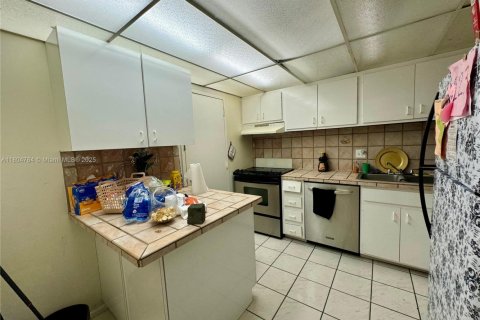 Condo in Lauderhill, Florida, 2 bedrooms  № 1961649 - photo 16