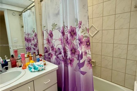 Condo in Lauderhill, Florida, 2 bedrooms  № 1961649 - photo 30