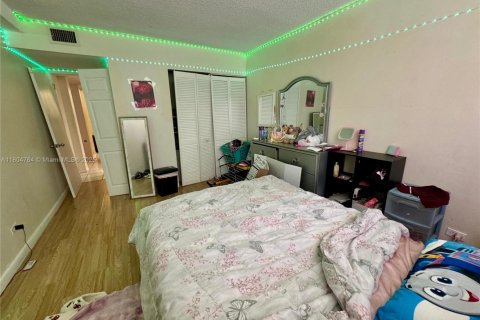 Condo in Lauderhill, Florida, 2 bedrooms  № 1961649 - photo 27
