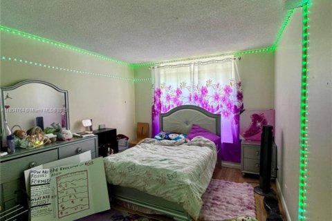Condo in Lauderhill, Florida, 2 bedrooms  № 1961649 - photo 24