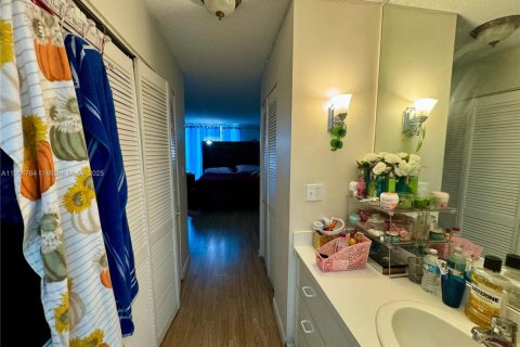 Condo in Lauderhill, Florida, 2 bedrooms  № 1961649 - photo 21