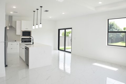 Купить виллу или дом в Лихай-Эйкерс, Флорида 3 спальни, № 1951713 - фото 5