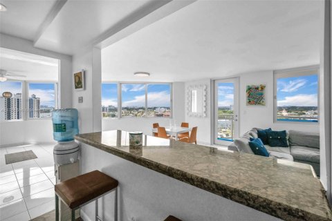 Condo in Miami Beach, Florida, 2 bedrooms  № 1862423 - photo 8