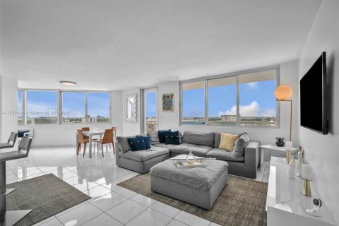 Condo in Miami Beach, Florida, 2 bedrooms  № 1862423 - photo 25