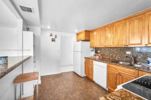 Condo in Miami Beach, Florida, 2 bedrooms  № 1862423 - photo 9