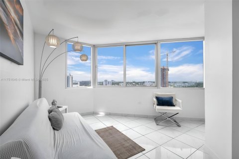 Condo in Miami Beach, Florida, 2 bedrooms  № 1862423 - photo 14