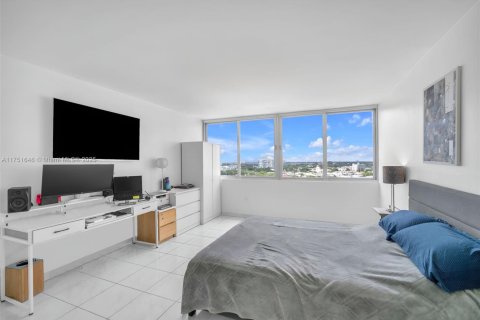 Condo in Miami Beach, Florida, 2 bedrooms  № 1862423 - photo 15