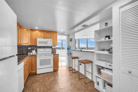 Condo in Miami Beach, Florida, 2 bedrooms  № 1862423 - photo 6