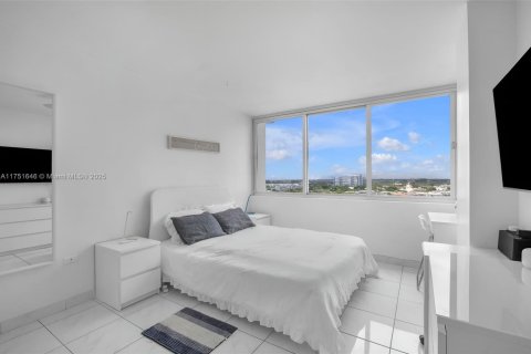 Condo in Miami Beach, Florida, 2 bedrooms  № 1862423 - photo 18