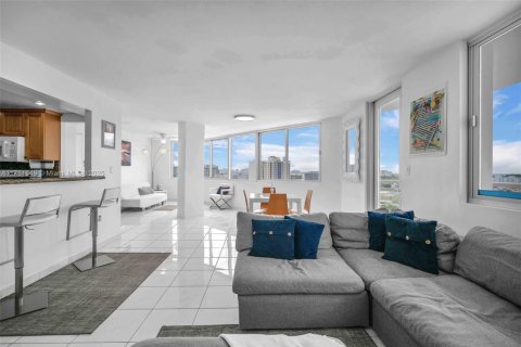 Condo in Miami Beach, Florida, 2 bedrooms  № 1862423 - photo 30