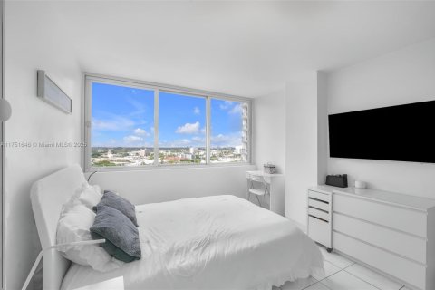 Condo in Miami Beach, Florida, 2 bedrooms  № 1862423 - photo 17