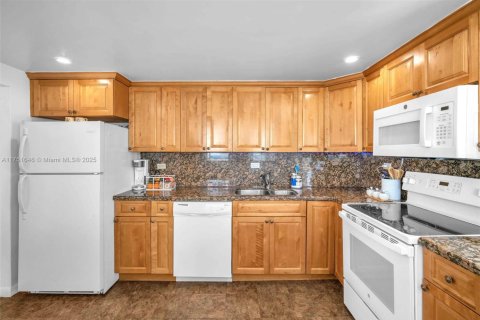 Condo in Miami Beach, Florida, 2 bedrooms  № 1862423 - photo 11