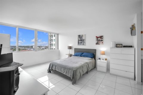 Condo in Miami Beach, Florida, 2 bedrooms  № 1862423 - photo 16