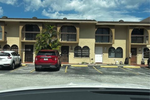 Condo in Hialeah, Florida, 2 bedrooms  № 1892218 - photo 1