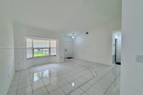 Villa ou maison à louer à Miami, Floride: 4 chambres, 208.94 m2 № 2076269 - photo 5